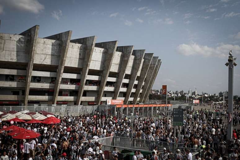 Jogo do galo gigante