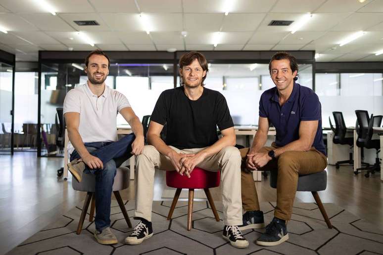 Startup Vixtra foi fundada em 2021 por Leonardo Baltieri (centro), Guilherme Rosenthal (centro) e Caio Gelfi (dir.)