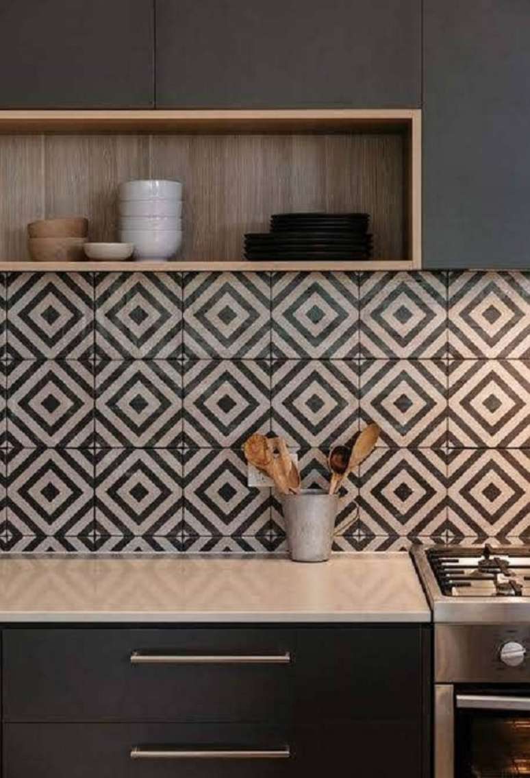 28. Azulejo decorativo geom&eacute;trico em preto branco &ndash; Foto Minha Marmita Tem