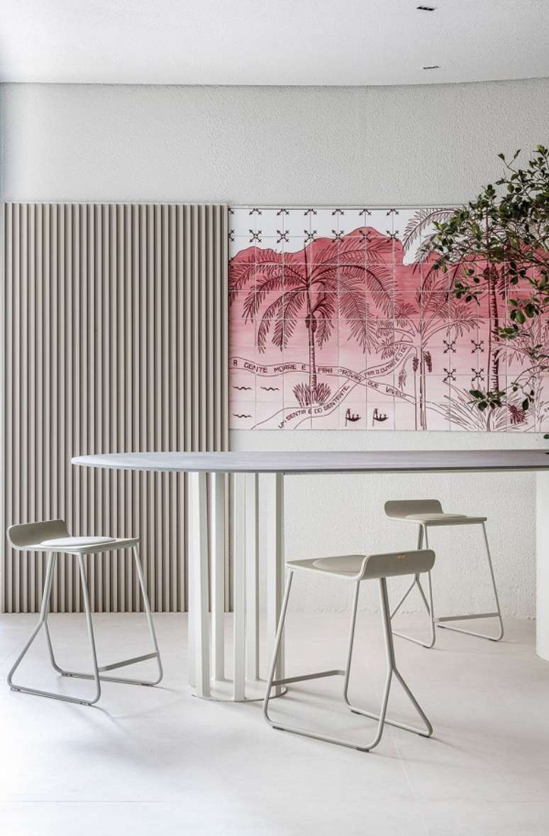 2. Cozinha com parede de azulejos decorativo e decora&ccedil;&atilde;o branca &ndash; Foto Casacor SP 2022