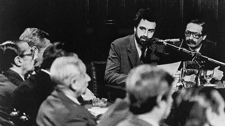 &Agrave; esquerda, os comandantes militares que estavam sendo julgados; &agrave; direita, os promotores Luis Moreno Ocampo e Julio Strassera