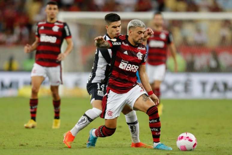 Valor da nova camisa do Flamengo recebe críticas de torcedores na web: 'Vem  com o Arrascaeta?' - Lance!