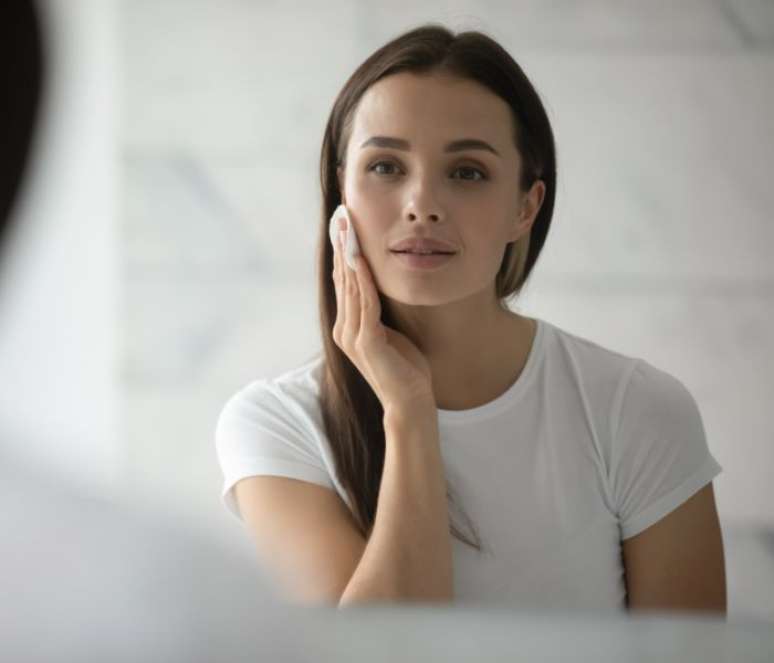 Para chegar à estética “Clean Girl”, use a esponja mais molhadinha na hora de aplicar produtos na pele –