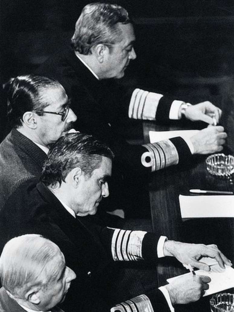 Ao centro, dois dos comandantes mais poderosos do governo militar, Rafael Videla (de &oacute;culos) e Emilio Massera (escrevendo)