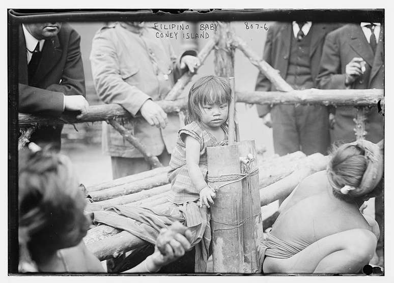 Uma menina filipina igorot no zool&oacute;gico humano de Coney Island, em Nova York, 1905