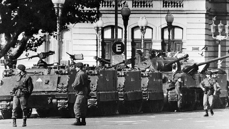 Miriam Lewin lembra que o poder militar ainda vigorava em muitos aspectos em 1985, apesar de j&aacute; ter passado um ano da volta da democracia