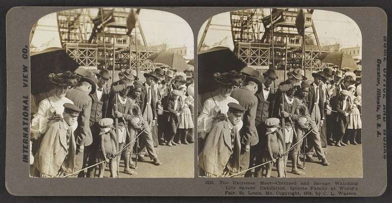 'Extremos se encontram: civilizados e selvagens observando salva-vidas, fam&iacute;lia igorot na Feira Mundial, St. Louis, 1904', diz a legenda desta foto