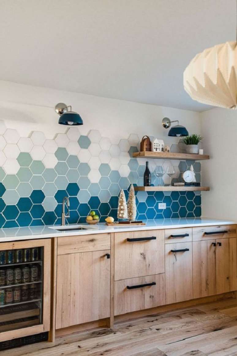 25. Azulejo decorativo em tons de azul para cozinha moderna &ndash; Foto Fireclay Tile