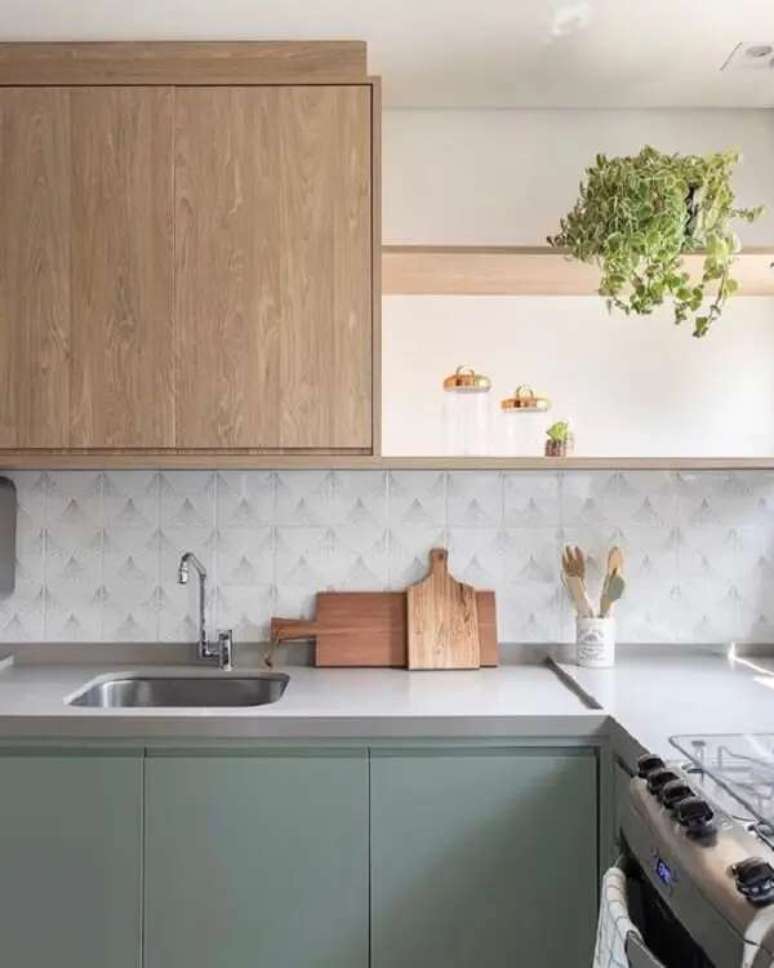 17. Torneiras para cozinha planejada com cuba de inox, arm&aacute;rios verdes e azulejo decorativo na parede &ndash; Foto Paric&aacute;