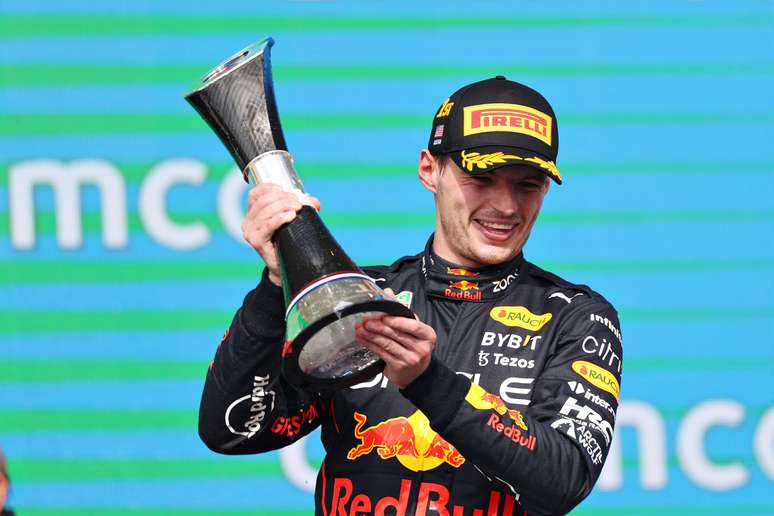 Enquanto a FIA n&atilde;o toma uma decis&atilde;o, Verstappen j&aacute; garantiu seu bicampeonato mundial 