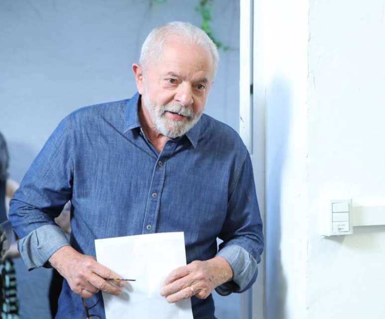 O ex-presidente Lula durante encontro com Movimento Municipalista brasileiro; candidato do PT recebe documento com propostas para fortalecer municípios