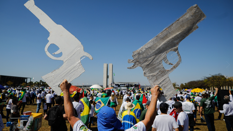 Políticas pró-armas avançaram no governo Jair Bolsonaro, mas moradores de favelas entrevistados não viram redução da insegurança.