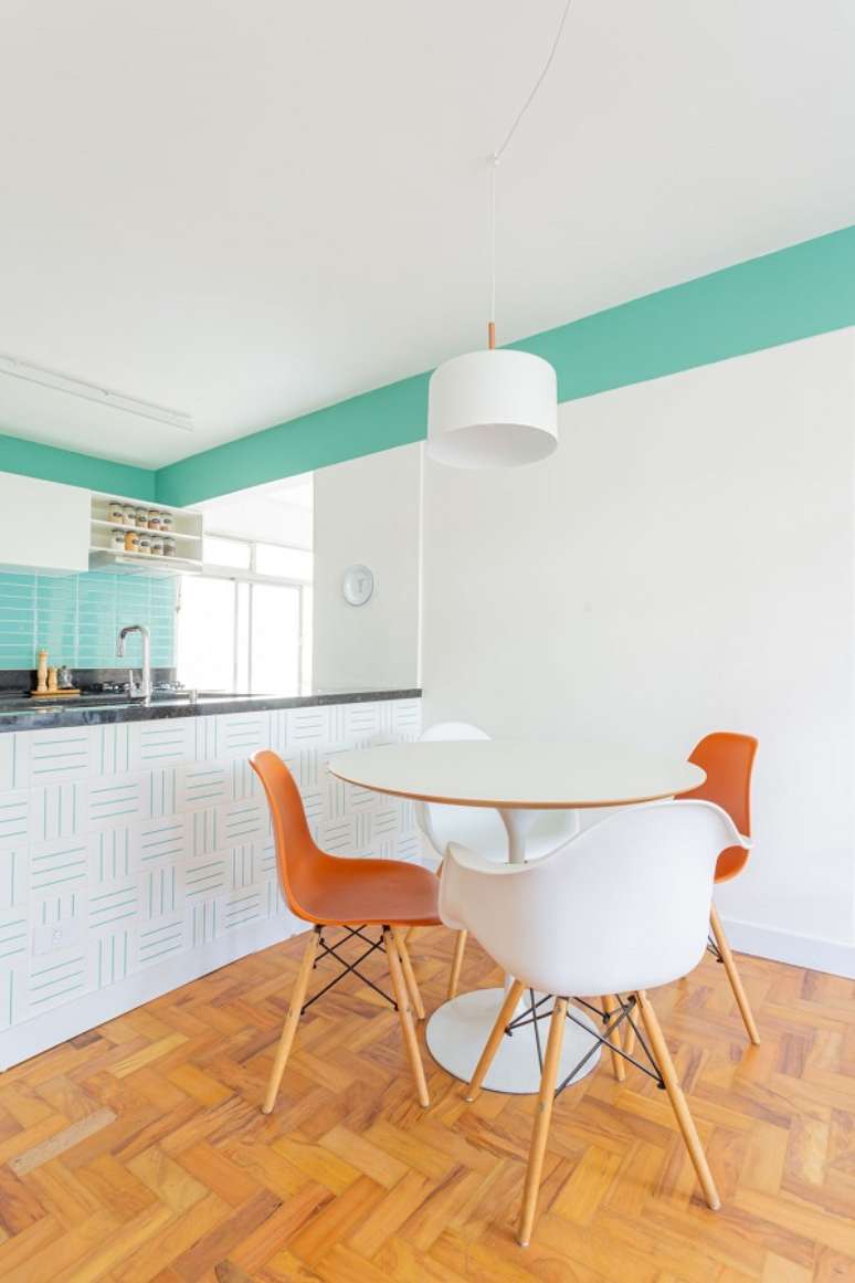 4. Bancada com azulejo decorativo na cozinha moderna &ndash; Foto Renata Faria