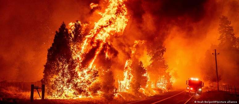 Cientistas alertam que aquecimento global aumenta probabilidade de catástrofes climáticas, como incêndios florestais ocorridos na Califórnia em julho de 2022