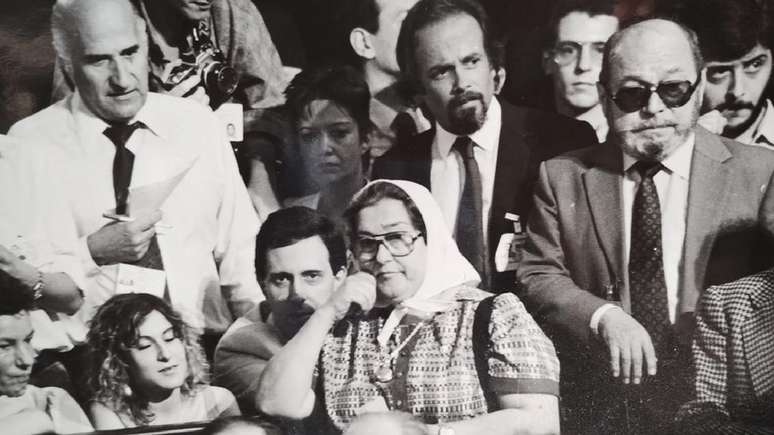 Hebe de Bonafini, l&iacute;der das M&atilde;es da Pra&ccedil;a de Maio, no tribunal. Atr&aacute;s dela, o jornalista Marcelo Pichel