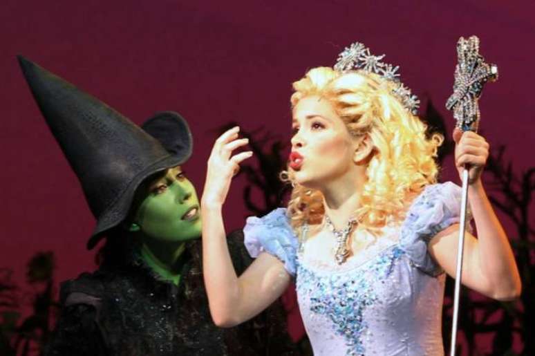 Fabi Bang e Myra Ruiz no musical 'Wicked' no Brasil