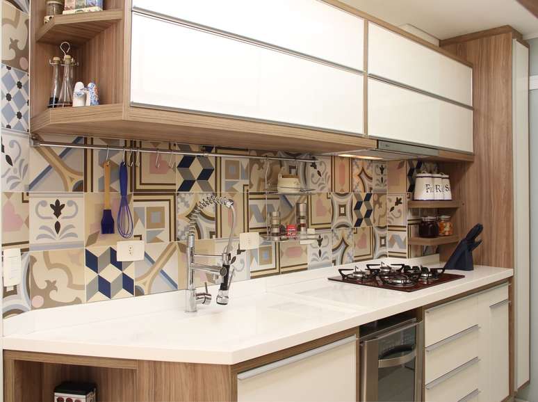 36. Azulejo decorativo para cozinha moderna &ndash; Foto Caravieri Cardoso Arquitetura