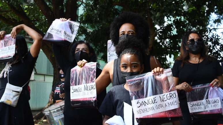 Manifestação contra a morte do congolês Moise Mugenyi Kabagambe no Rio de Janeiro, em fevereiro; para ativista, é preciso criar uma consciência racial entre brasileiros negros.