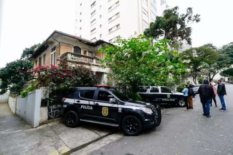 Polícia na porta da casa da "Mulher da Casa Abandonada", em São Paulo