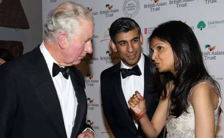 Rishi Sunak e Akshata Murty com o Rei Charles III