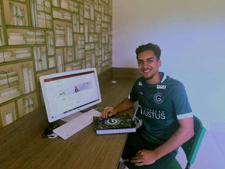 O zagueiro Jo&atilde;o Vitor, da equipe sub-20 do Goi&aacute;s, est&aacute; cursando o quarto per&iacute;odo de Educa&ccedil;&atilde;o F&iacute;sica