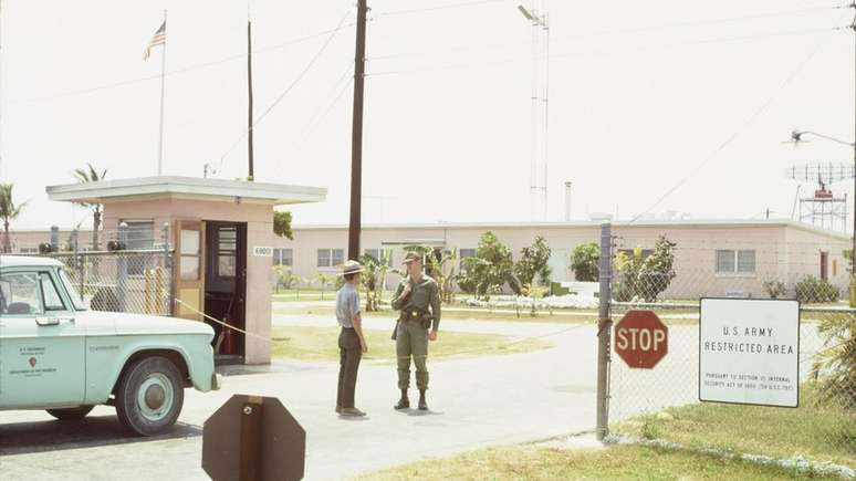 Instalações do exército em Homestead, ao sul de Miami, foram pintadas de rosa para despistar o inimigo em caso de ataque e não serem identificadas como construções militares