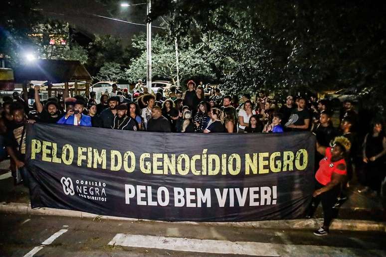 Imagem mostra manifestantes em protesto contra racismo sofrido pelo humorista Eddy Júnior.
