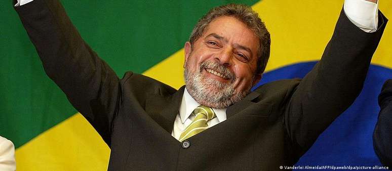 Lula comemora sua eleição ao Planalto, em 27 de outubro de 2002