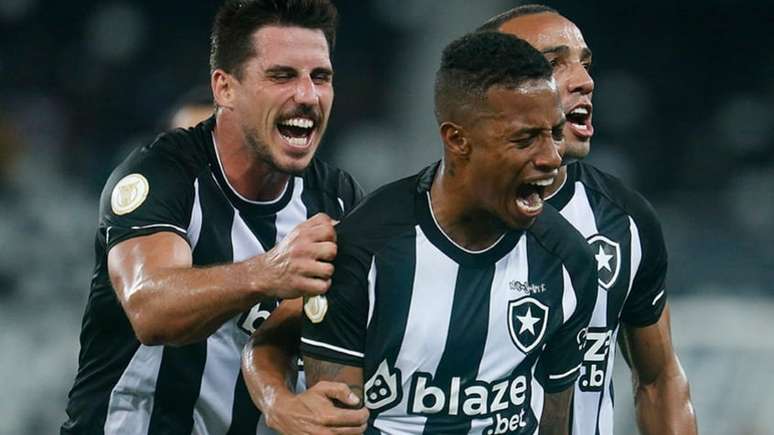 Alvinegros celebram o gol da vitória da equipe no Niltão (Vitor Silva /BFR