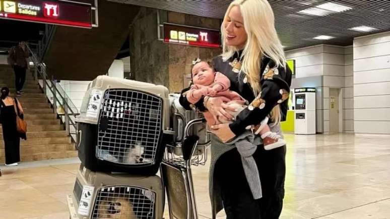 Karoline e a filha Cecília, de três meses (Foto: Reprodução/Instagram)