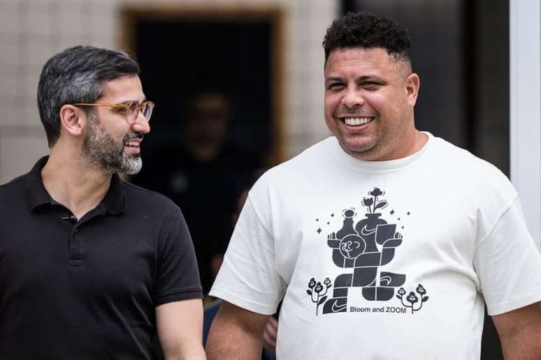 Na imagem, Gabriel Lima, CEO da Raposa, ao lado de Ronaldo Fenômeno - (Foto: Gustavo Aleixo/Cruzeiro)