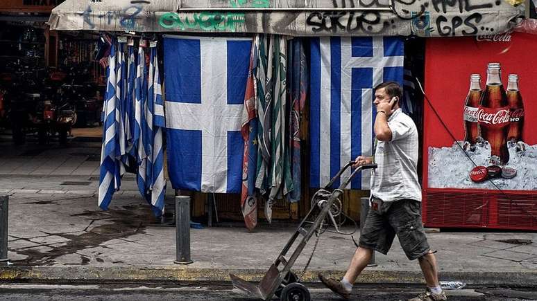 Em 2010, o governo grego propôs aos seus credores internacionais um plano de cortes que incluía um forte aumento nos impostos e cortes nas pensões para garantir um resgate financeiro