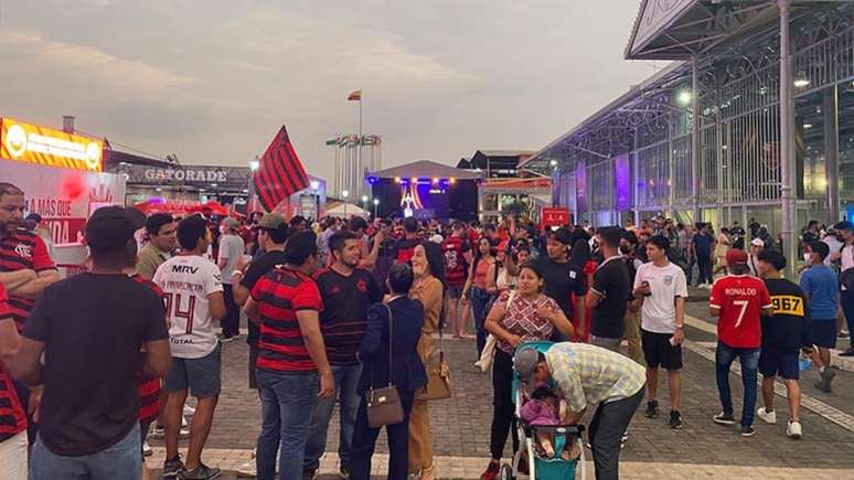 Torcedores aprovaram a experiência na "Embajada Del Hincha", em Guayaquil (Foto: Matheus Dantas / Lance!)