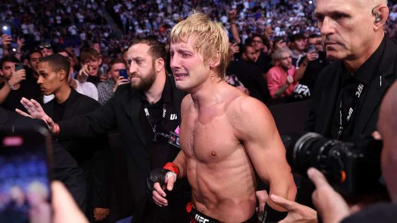 Apesar de vencer a luta, o lutador deixou o oct&oacute;gono em prantos