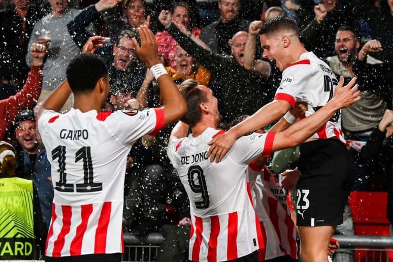 PSV Eindhoven chegou aos dez pontos com vitória sobre o Arsenal (Foto: OLAF KRAAK / ANP / AFP)