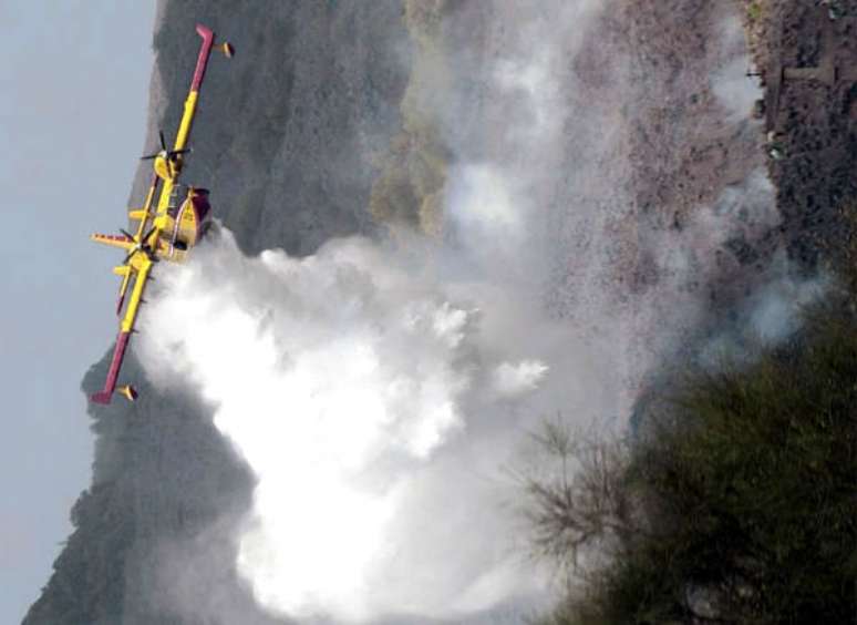 Avião Canadair na encosta do Etna [foto de arquivo]