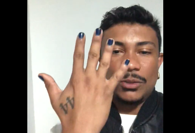 Xamã pinta unhas de azul para apoiar menino que sofreu bullying na escola