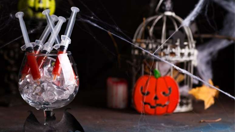 Gin Cosmo servido em seringas na temática de Halloween – Foto: Shutterstock