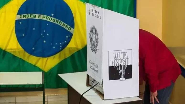 Segundo pesquisador, boatos bem detalhados são comuns na política e, muitas vezes, viralizam antes que o alvo das alegações possa responder ou se defender