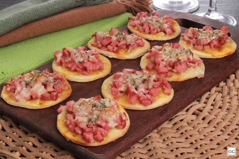 Minipizza de calabresa – Foto: Guia da Cozinha