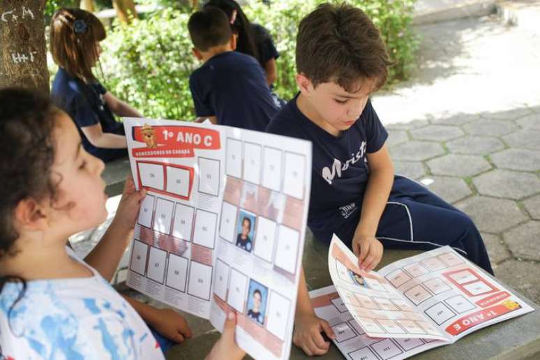 Alunos do Colégio Marista Glória são os personagens do álbum da Copa do Mundo