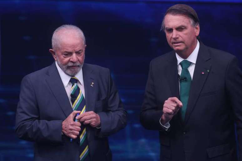 O ex-presidente Luiz Inácio Lula da Silva (PT) e o atual presidente Jair Bolsonaro (PL) durante o primeiro debate entre presidenciáveis no 2º turno em 16 de outubro na TV Bandeirantes