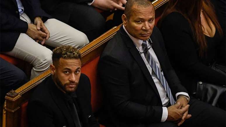 Neymar e seu pai em audiência no tribunal em Barcelona (Foto: JOSEP LAGO / AFP)