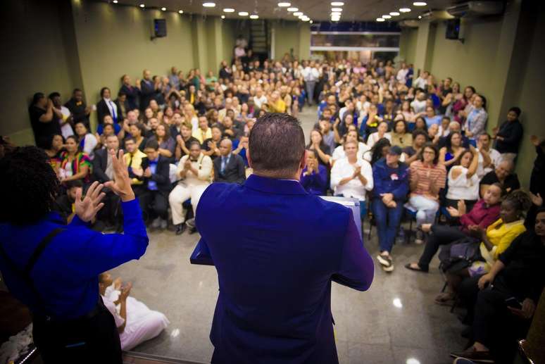 Marcos pastoreando para os fiéis na igreja