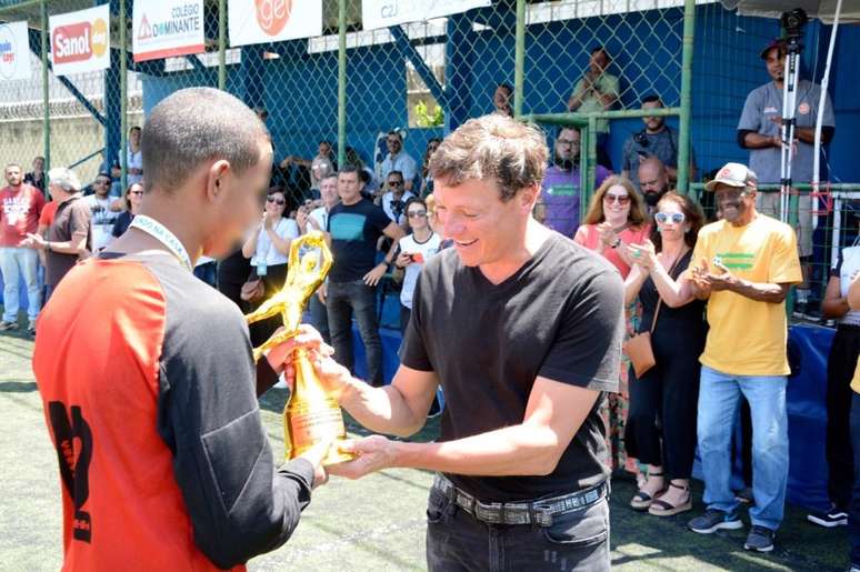 Secretário Fernando José da Costa, de Justiça e Cidadania de SP, entregando troféu ao vencedor