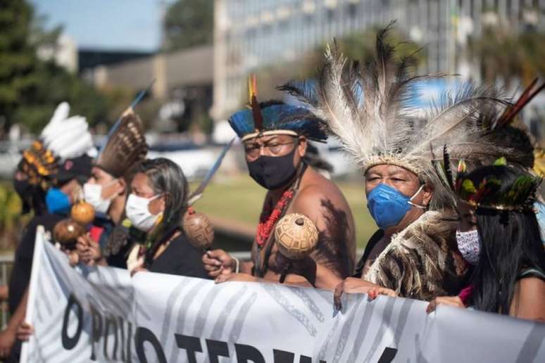 Indígenas de diversas etnias fazem protesto em frente ao Congresso Nacional contra o projeto que altera regras para demarcação de terras