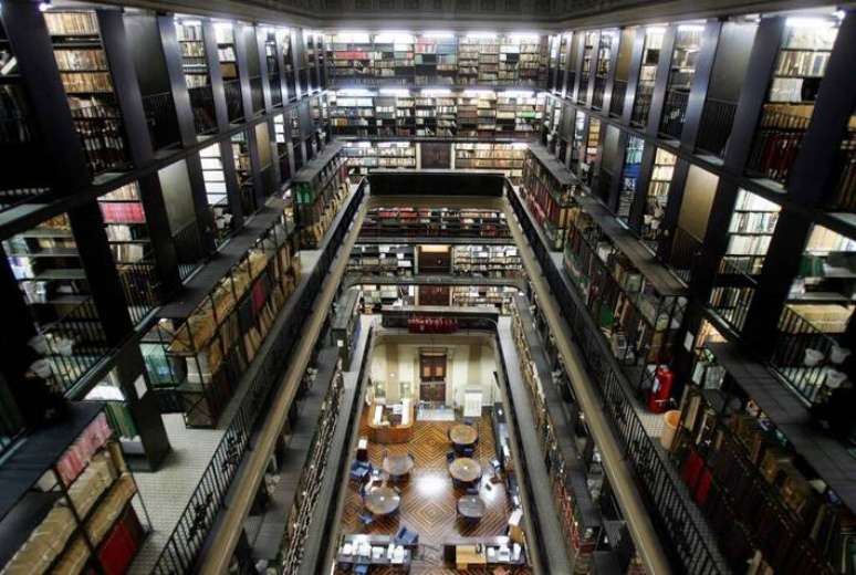 Imagem do interior da Biblioteca Nacional, no Rio de Janeiro