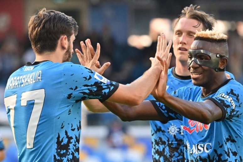 Osimhen e Kvaratskhelia são os grandes nomes do Napoli na temporada 2022/23 (Foto: ALBERTO PIZZOLI / AFP)