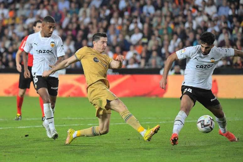 Lewandowski decidiu para o Barcelona (Foto: JOSE JORDAN / AFP)