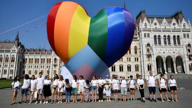 Protesto em frente ao Parlamento húngaro em julho de 2021 contra aprovação de legislação anti-LGBT: homossexuais estão entre os alvos do avanço do autoritarismo no país
